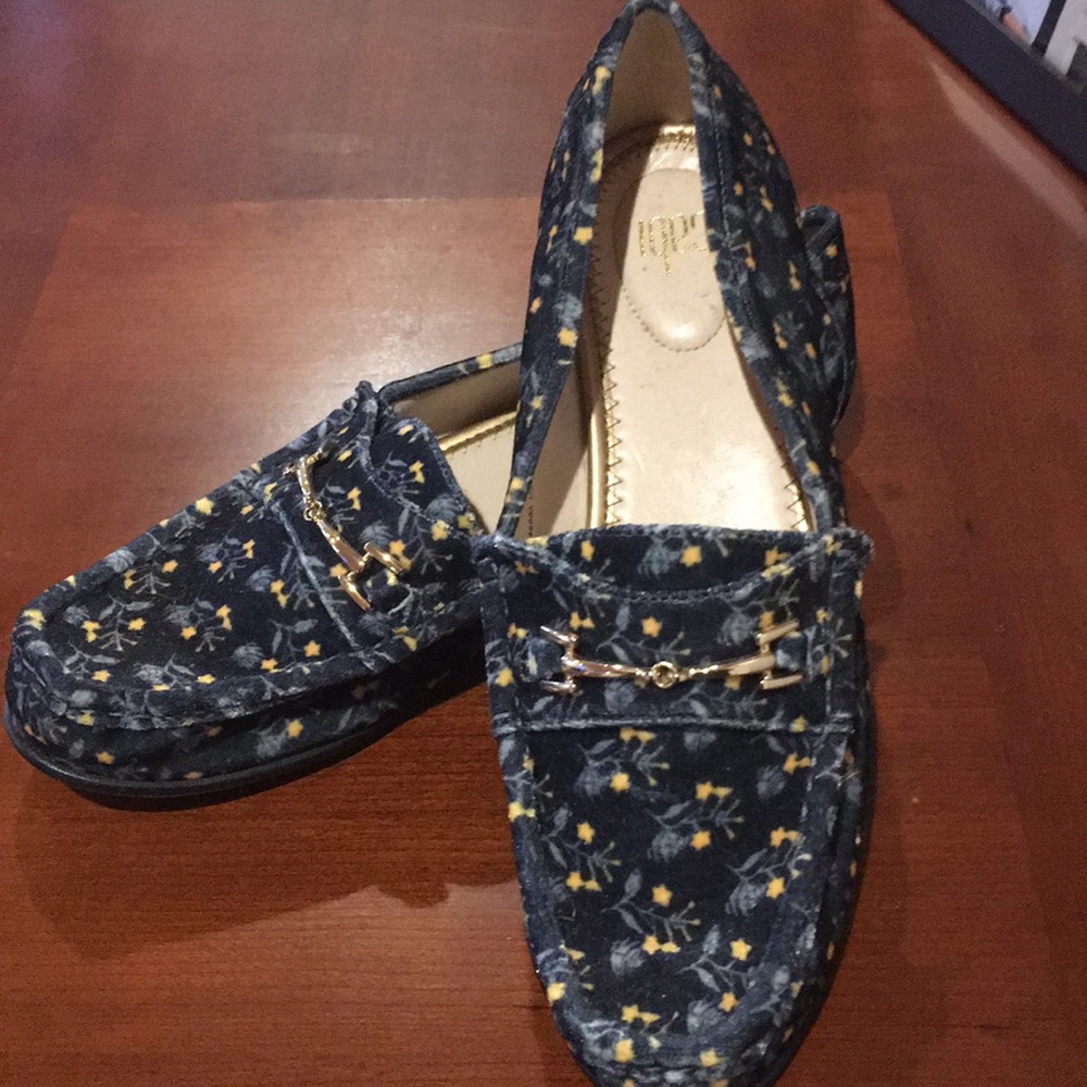 Cabi NWOT Navy velvet loafers ! Sz8.5